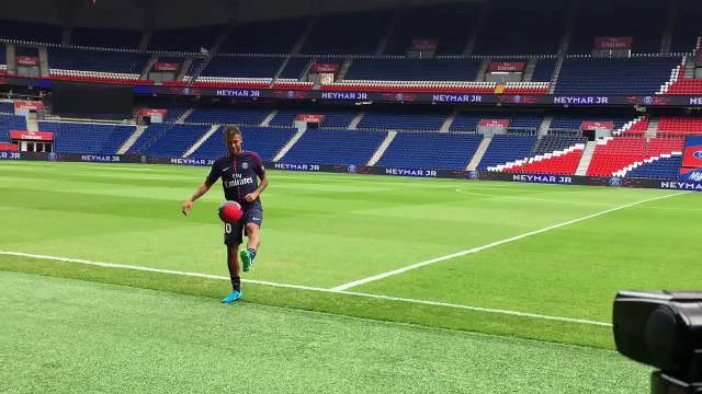 Les premiers jongles de Neymar lors de sa conférence de presse