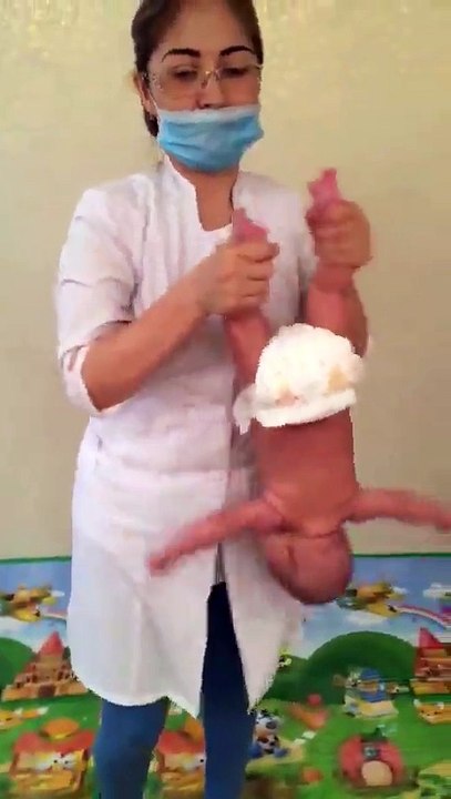 La technique effrayante d'une osthéo avec ce bébé
