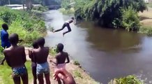 Les plongeons incroyables de ces africains dans cette rivière