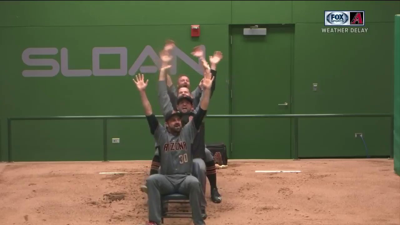 Que font ces baseballeurs quand il pleut ? Ils s'amusent !