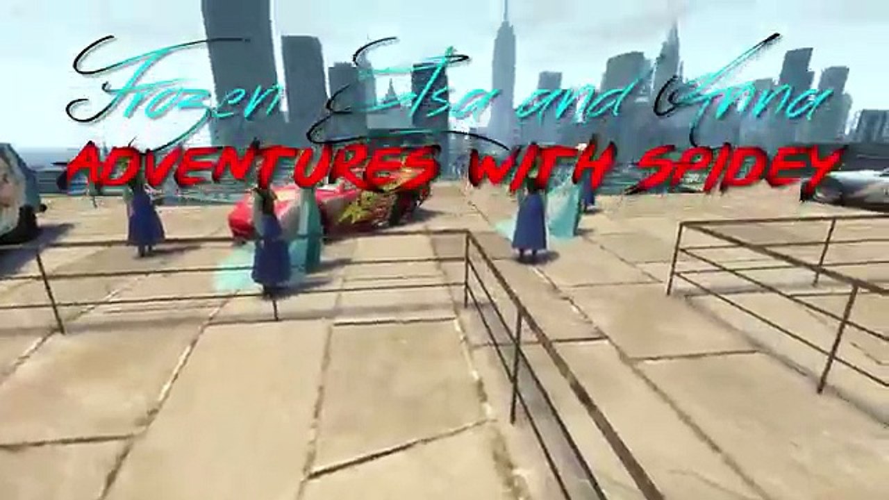 Des œufs gelé amusement amusement dans vie film ouverture réal homme araignée super-héros avec Elsa surprise