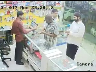 OMG! मोबाइल फोन में कैसे लगती है आग देखा क्या आपने