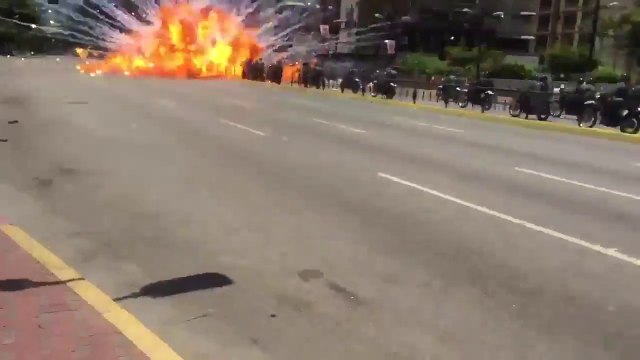 Les policiers Vénézuéliens visés par une explosion lors des émeutes !