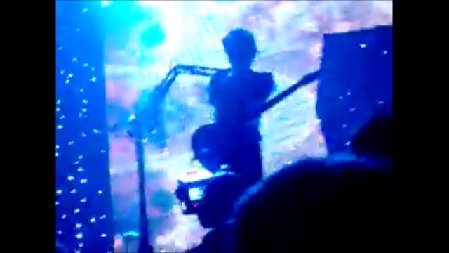 Muse - Invincible, Paris Bercy, 12/15/2006