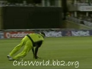 Cricket: Funny Misfield by Rana Naved (Pak v Eng)