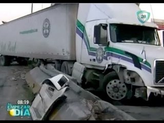 Tráiler impacta muro de contención y genera caos en la México-Querétaro