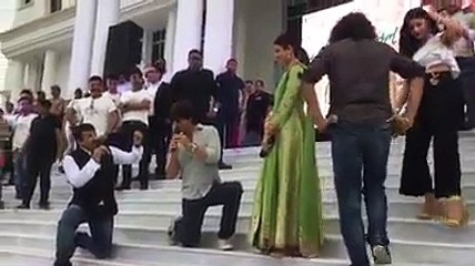 Shah Rukh Khan Learn A Bhojpuri Song By Manoj Tiwari For His Upcoming Movie