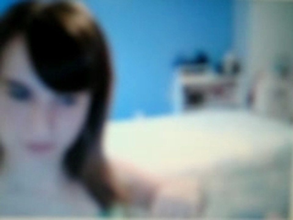 Fille qui fait comme dans les pubs