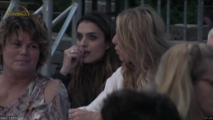 Billy vraagt aan Chantal of ze het goed vindt dat Jeroen met een andere vrouw in bed ligt