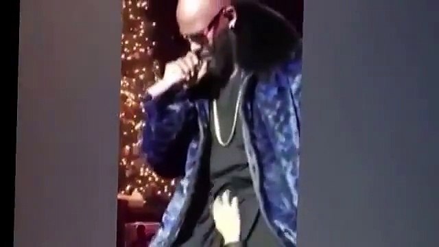 Une spectatrice attrape le paquet de R KELLY en plein concert