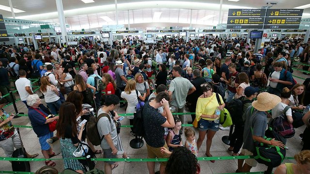 Aeroporti e controlli Schengen: tempi d'attesa più lunghi