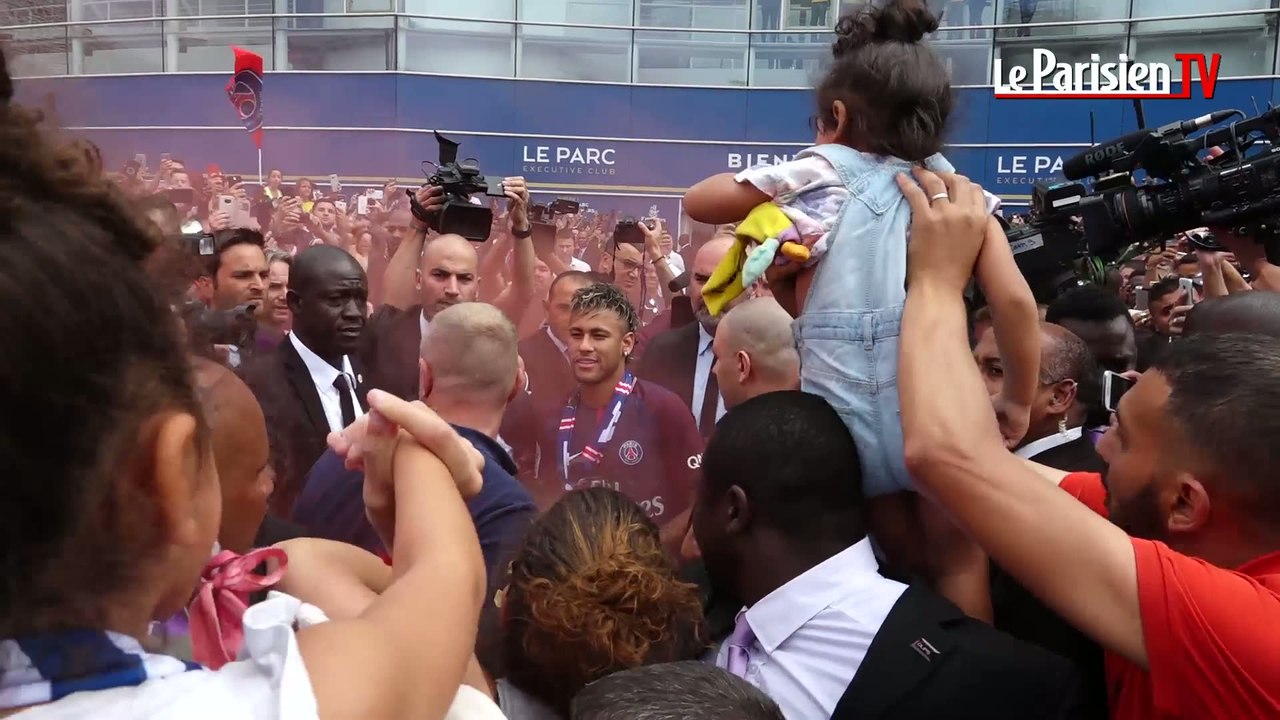 Neymar crée l'hystérie chez les supporteurs présents au Parc des Princes