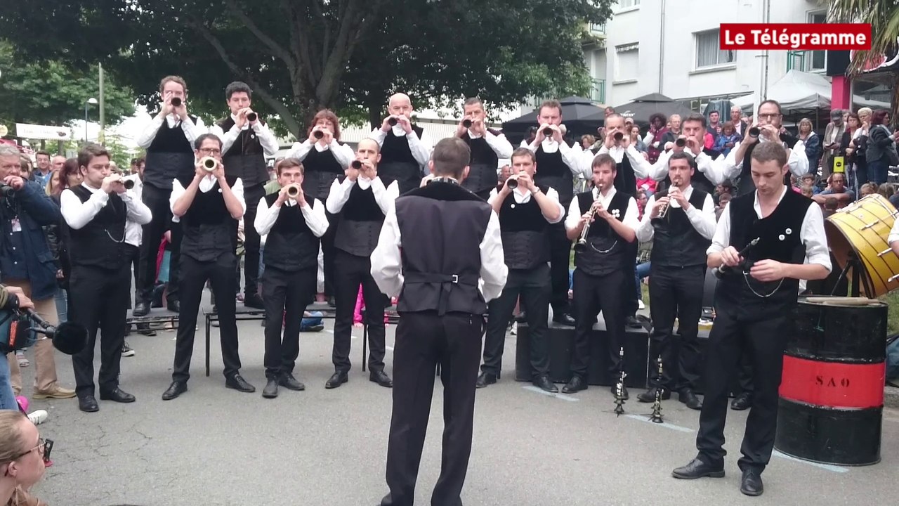 Lorient. Le bagad de Lorient sonne le coup d'envoi du Fil