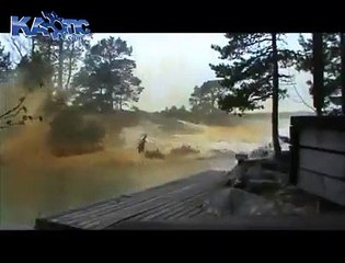 Quand un un éclair touche une rivière !! Incroyable