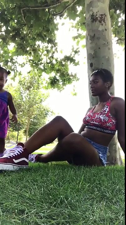 Une femme essayait de faire une bonne vidéo mais sa fille avait une autre idée ! LOL