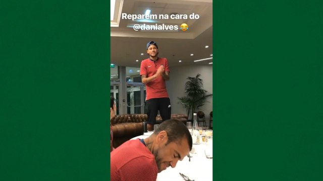 Neymar não escapa de trote de apresentação com jogadores do PSG; assista