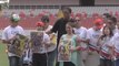 Ronaldinho comparte con niños costarricenses durante su 