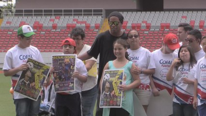Ronaldinho comparte con niños costarricenses durante su "Gira de la alegría"