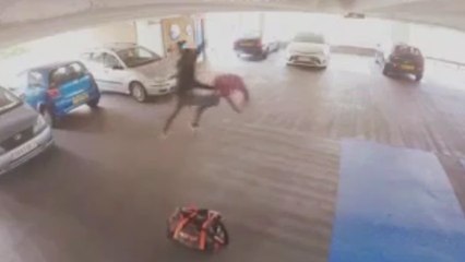 Pilló al ladrón con las manos en la masa y le dio una buena paliza