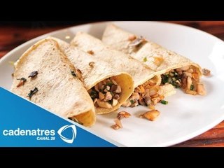 Receta para preparar quesadillas de setas con salsa de jalapeño y pepitas. Receta de quesadillas