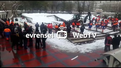 Camide cenaze namazı kılanların üzerine, kar biriken tente çatı çöktü