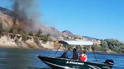 Il réussit à éteindre un départ d’incendie avec son bateau !!