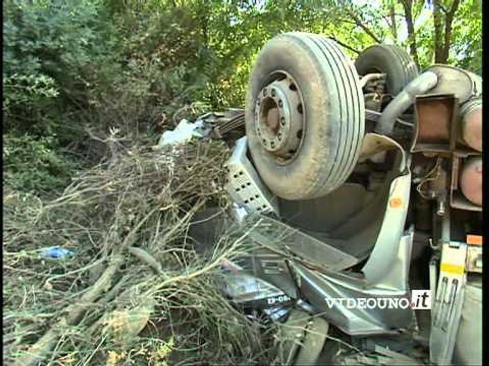 Matera: si ribalta camion, conducente illeso