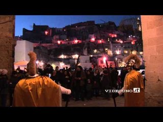 Descargar video: Presepe vivente Matera - L'attesa all'ingresso