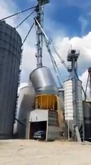 Un énorme silo de maïs explose face à la pression