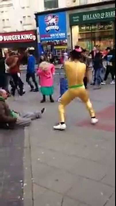 Cette grand-mère danse dans la rue comme une pro !
