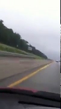 Il rappe comme Eminem pendant qu'il conduit.. Tranquille !