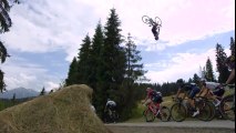 Ce cycliste saute en backflip au dessus des coureurs du tour de pologne !