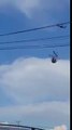 Ce fou vole dans un hamac tracté par un drone géant au dessus de la route !