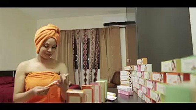 Tatouages, fente sexy, teint étincellent - Léna dévoile tout dans un spot publicitaire