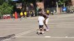 Un petit garçon se fait intimider par un jeune basketteur !