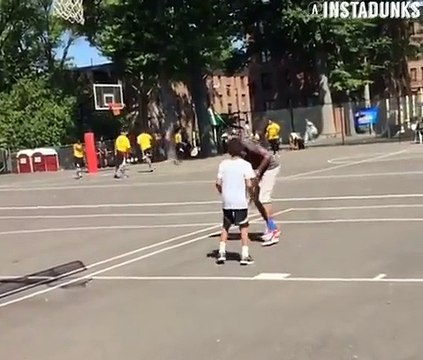 Un petit garçon se fait intimider par un jeune basketteur !