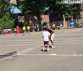 Un petit garçon se fait intimider par un jeune basketteur !