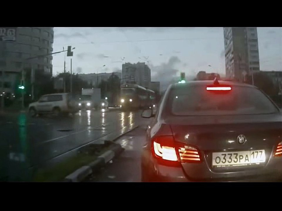 Carro fantasma aparece do nada em rua na Russia
