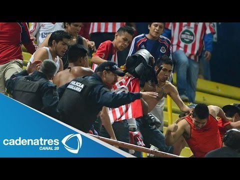 Porra agrede a policías en estadio Jalisco (VIDEO) / IMPRESIONANTES IMÁGENES