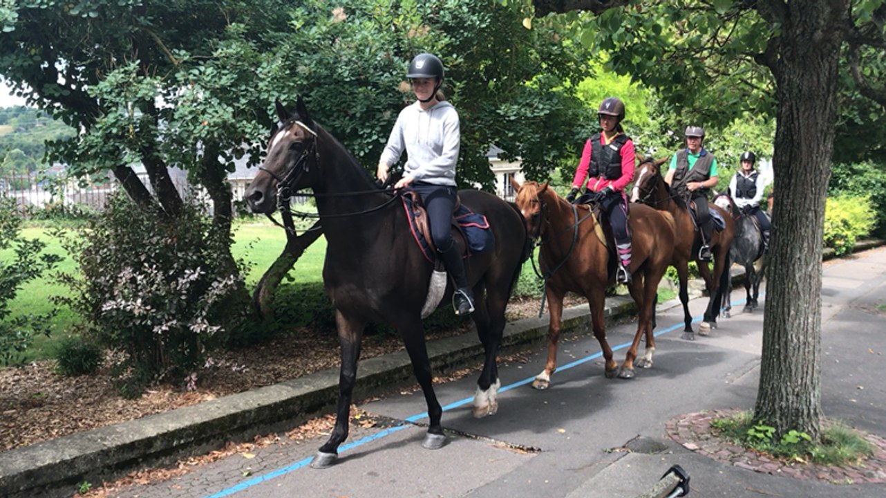 Arrivée des pèlerins à cheval