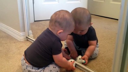 Este lindo bebé se asusta con su propio reflejo en el espejo