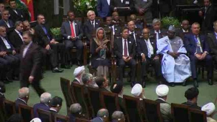 Rohaní, investido presidente, tiende la mano al mundo pero advierte a sus rivales