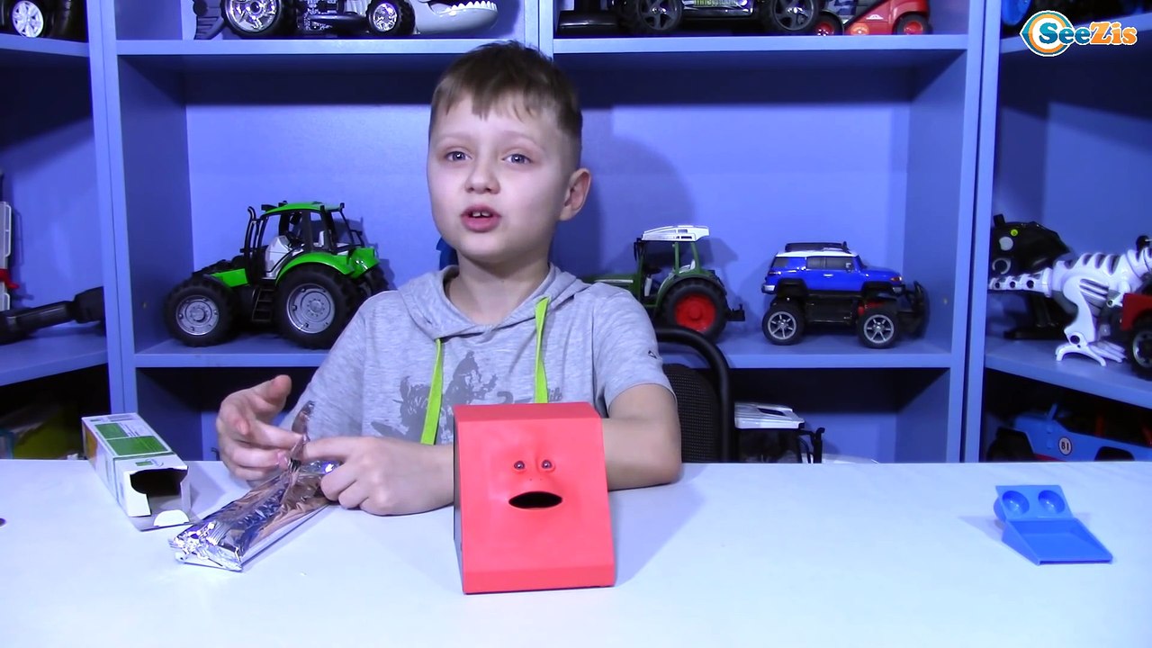 РЕЖЕМ ИГРУШКИ Что внутри живой копилки? Видео д...