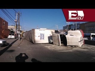 Vuelca tráiler con cartón en San Cristóbal Ecatepec  / Excélsior Informa