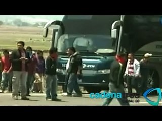Normalistas liberan a policía retenido; retienen estudiantes más unidades de transporte