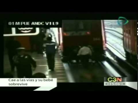 Cae mujer a las vías del metro con sus bebé tras un accidente