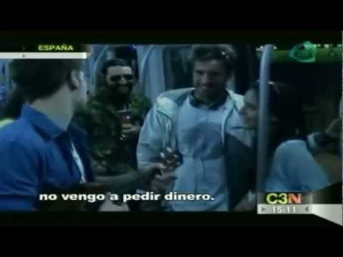 Joven pide trabajo cantando su curriculum en el metro de España / Spanish sings his resume