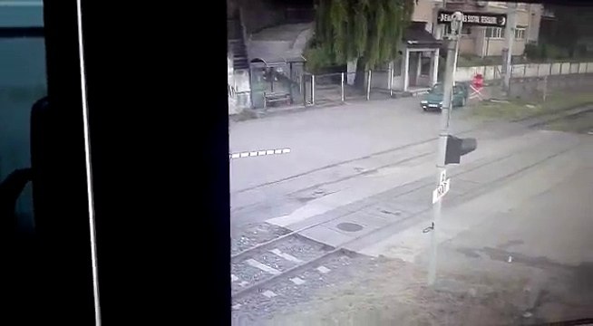 Trenin 2 çocuğa saniye saniye çarpma anı