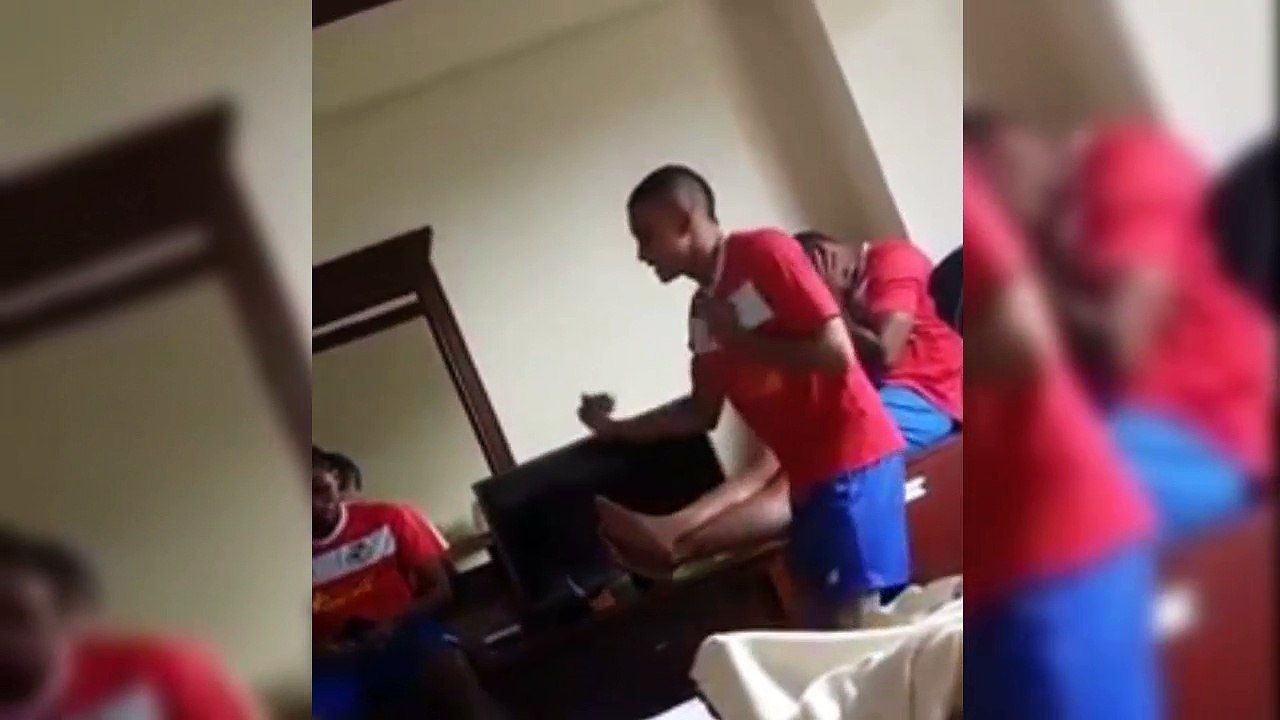 Joven le predica a sus compañeros