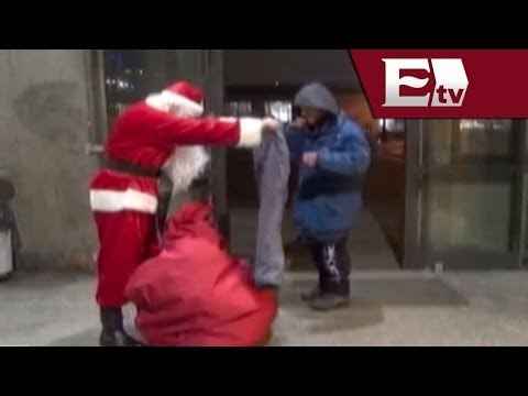 Santa Claus regala ropa y comida a indigentes de Varsovia / Paola Barquet
